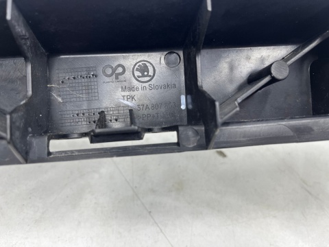 Ślizg Skoda Karoq tylne środkowe mocowanie zderzaka wspornik 57a807863