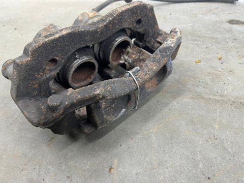 Zacisk hamulcowy Mercedes Vito Viano w639 2.2cdi lewy przedni jarzmo BREMBO 928908