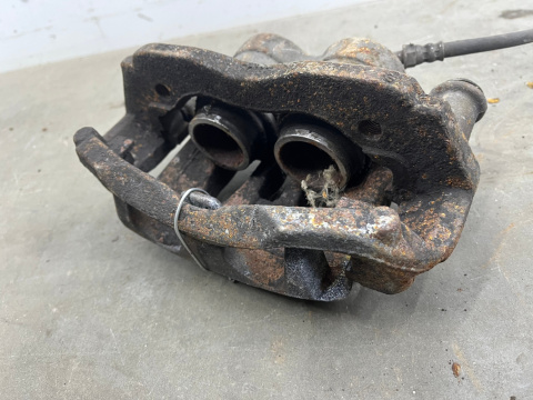 Zacisk hamulcowy Mercedes Vito Viano w639 2.2cdi lewy przedni jarzmo BREMBO 928908