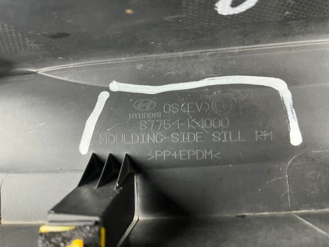 Nakładka progu Hyundai Kona Elektric 18r.- prawa listwa prawy próg zewnętrzny 87754-K4000