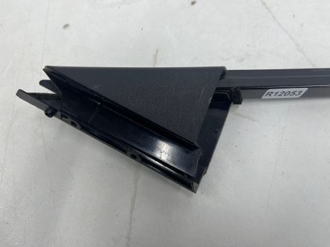 Plastik Nissan Qashqai II J11 13-21r. lewa osłona zaślepka nakładka trójkąt drzwi tylnych prowadnica szyby 822354ea0a