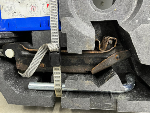 Wkład koła zapasowego VW Golf V 5 Audi a3 8p kompresor winda klucz ucho styropian bagażnika zestaw narzędzi naprawczy koła