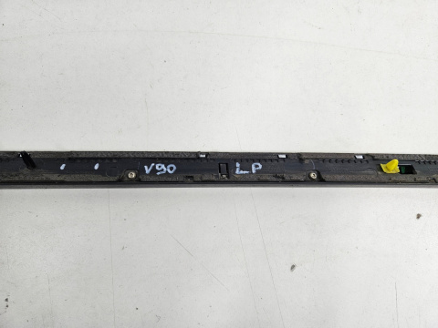 Listwa Volvo V90 kombi 2016r.- lewa przednia nakładka drzwi dolna listwa chrom dobry stan 31447623