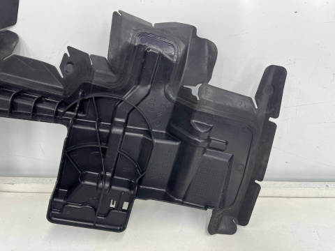 Osłona chłodnicy Peugeot 2008 II 19r.- prawa kierownica powietrza pasa przedniego oryginalna 9827819580