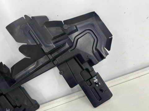 Osłona chłodnicy Peugeot 2008 II 19r.- prawa kierownica powietrza pasa przedniego oryginalna 9827819580