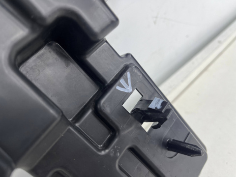 Osłona chłodnicy Peugeot 2008 II 19r.- prawa kierownica powietrza pasa przedniego oryginalna 9827819580