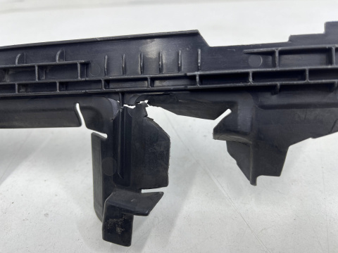 Osłona chłodnicy VW Golf 7 VII 12-20r. prawa kierownica powietrza pasa przedniego oryginalna 5g0121284n