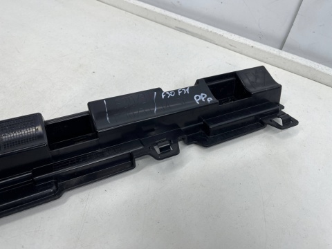 Ślizg BMW F30 F31 F80 Lift Polift 11-18r. sedan kombi prawy przednie mocowanie progu wspornik uchwyt 7256916