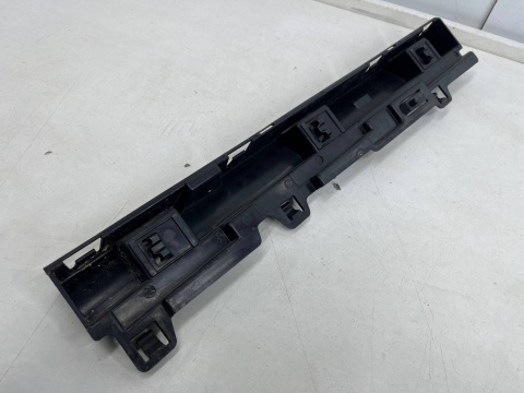 Ślizg BMW F30 F31 F80 Lift Polift 11-18r. sedan kombi prawy przednie mocowanie progu wspornik uchwyt 7256916