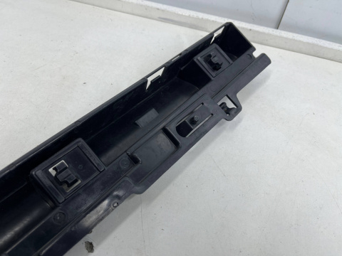 Ślizg BMW F30 F31 F80 Lift Polift 11-18r. sedan kombi prawy przednie mocowanie progu wspornik uchwyt 7256916