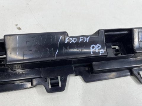 Ślizg BMW F30 F31 F80 Lift Polift 11-18r. sedan kombi prawy przednie mocowanie progu wspornik uchwyt 7256916