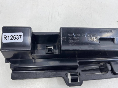 Ślizg BMW F30 F31 F80 Lift Polift 11-18r. sedan kombi prawy przednie mocowanie progu wspornik uchwyt 7256916