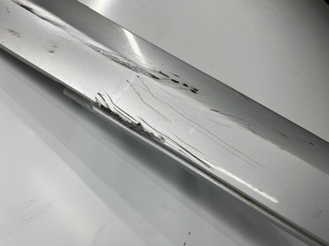 Nakładka progu Mercedes C klasa W204 prawa listwa prawy próg zewnętrzny A2046900440