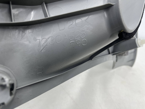 Plastik Mitsubishi ASX I 10-22r. prawa osłona tapicerka słupka bagażnika szyby tylnej 7230a528