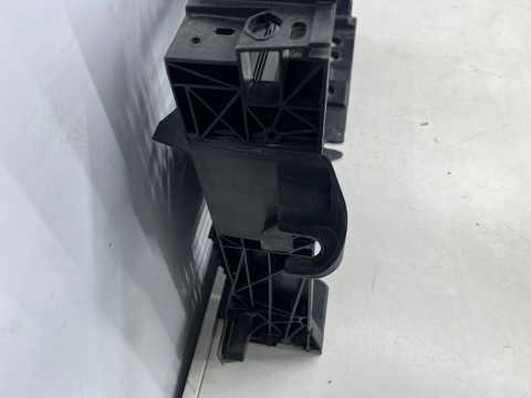 Żaluzja Ford Fiesta VII MK8 16-23r. pas przedni mocowanie chłodnic wlot kierownica powietrza h1bb-8b041
