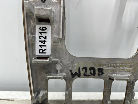 Ramka konsoli Mercedes W208 CLK I 97-02r. Dekor osłona środkowa drążka zmiany biegów lewarka wybieraka