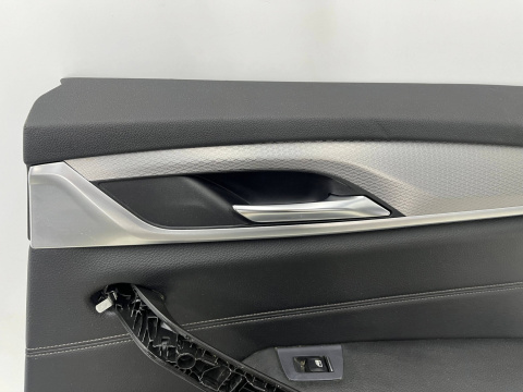 Tapicerka BMW 5 G30 G31 17-24r. prawy tylny boczek drzwi prawy tył dekor aluminiowy ekoskóra 2845896