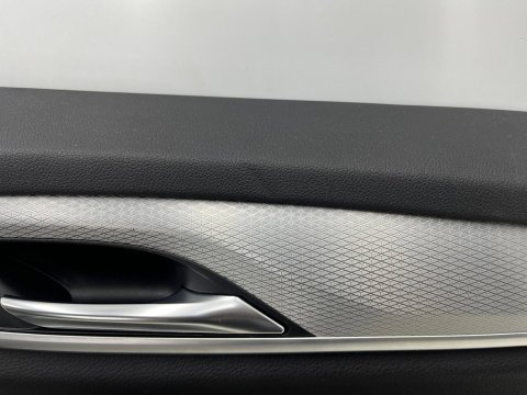 Tapicerka BMW 5 G30 G31 17-24r. prawy tylny boczek drzwi prawy tył dekor aluminiowy ekoskóra 2845896