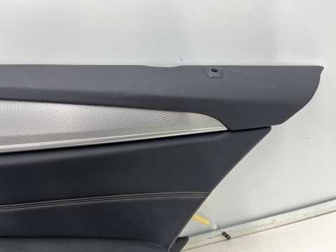 Tapicerka BMW 5 G30 G31 17-24r. prawy tylny boczek drzwi prawy tył dekor aluminiowy ekoskóra 2845896