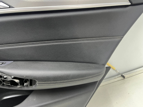 Tapicerka BMW 5 G30 G31 17-24r. prawy tylny boczek drzwi prawy tył dekor aluminiowy ekoskóra 2845896