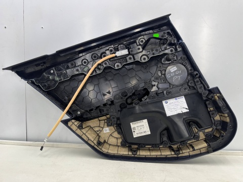 Tapicerka BMW 5 G30 G31 17-24r. prawy tylny boczek drzwi prawy tył dekor aluminiowy ekoskóra 2845896