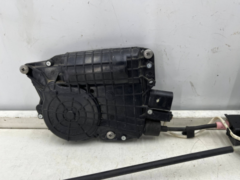 Zamek drzwi BMW 5 F10 sedan F11 kombi 10-17r. LEWY tylny z dociągiem SOFT CLOSE linki lewy tył 7185689 4153310400