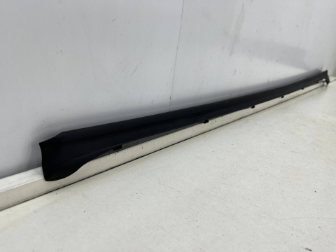 Listwa Porsche Panamera II 971 16-23r. lewa przednia dolna listwa zewnętrzna drzwi uszczelka 971837511a