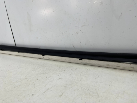 Listwa Porsche Panamera II 971 16-23r. lewa przednia dolna listwa zewnętrzna drzwi uszczelka 971837511a