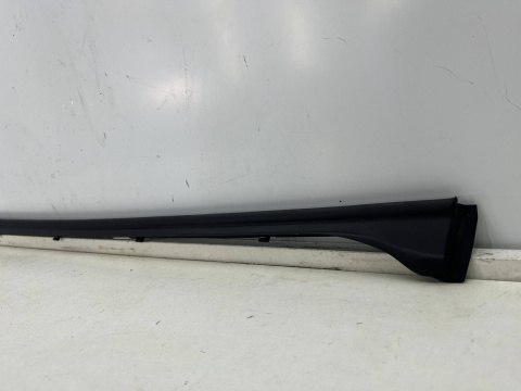 Listwa Porsche Panamera II 971 16-23r. lewa przednia dolna listwa zewnętrzna drzwi uszczelka 971837511a