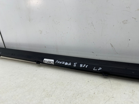 Listwa Porsche Panamera II 971 16-23r. lewa przednia dolna listwa zewnętrzna drzwi uszczelka 971837511a