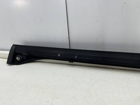 Listwa Porsche Panamera II 971 16-23r. lewa przednia dolna listwa zewnętrzna drzwi uszczelka 971837511a