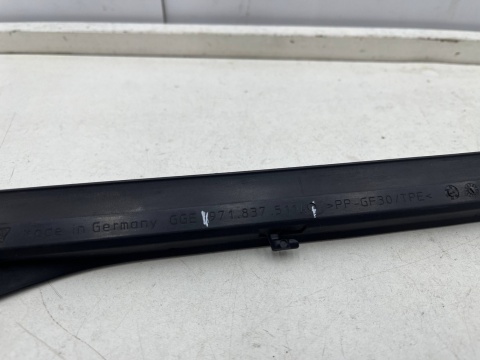 Listwa Porsche Panamera II 971 16-23r. lewa przednia dolna listwa zewnętrzna drzwi uszczelka 971837511a