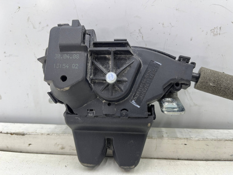 Zamek klapy bagażnika Mercedes w204 C-klasa Sedan 07-14r. mechanizm linka a2047500185