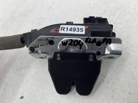 Zamek klapy bagażnika Mercedes w204 C-klasa Sedan 07-14r. mechanizm linka a2047500185