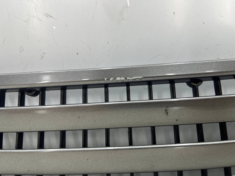 Kratka maski BMW 7 E65 E66 E67 01-08r. wlot zaślepka górna maski 82232238
