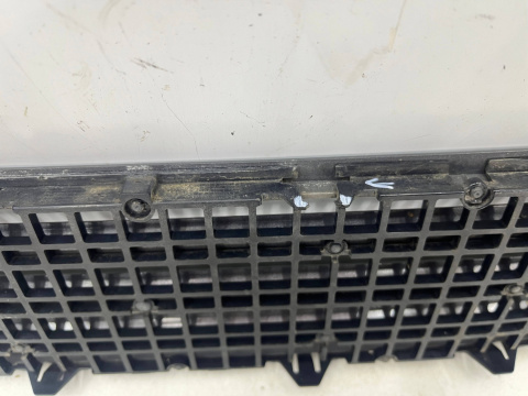 Kratka maski BMW 7 E65 E66 E67 01-08r. wlot zaślepka górna maski 82232238