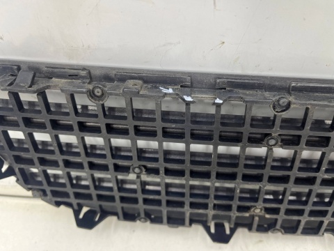 Kratka maski BMW 7 E65 E66 E67 01-08r. wlot zaślepka górna maski 82232238