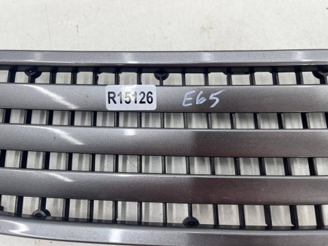 Kratka maski BMW 7 E65 E66 E67 01-08r. wlot zaślepka górna maski 82232238