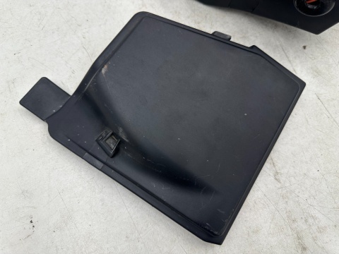 Skrzynka bezpieczników Dacia Logan 1 I 05-14r. 1.6 MPI bezpieczniki pokrywa zaślepka 8200738818