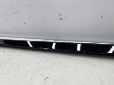 Listwa Porsche Macan I 95b 14r.- prawa tylna listwa zgarniająca zewnętrzna drzwi POŁYSK prawy tył 95b839476d