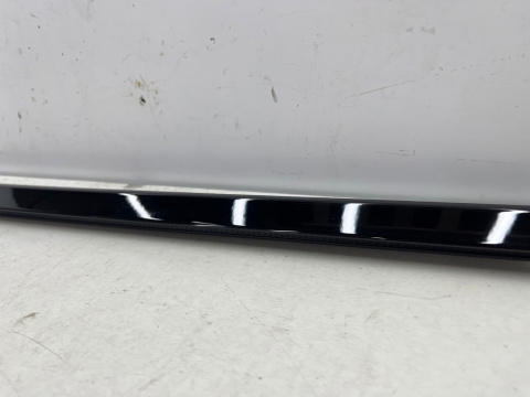 Listwa Porsche Macan I 95b 14r.- prawa tylna listwa zgarniająca zewnętrzna drzwi POŁYSK prawy tył 95b839476d