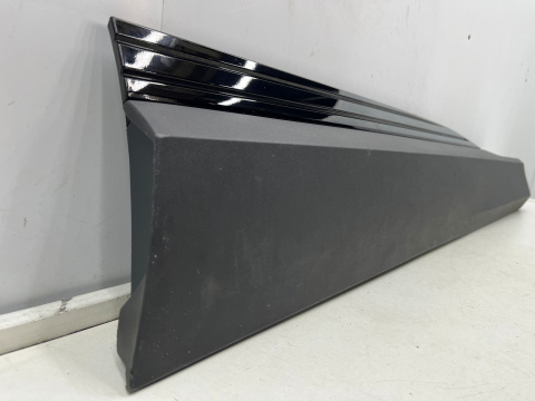 Listwa Audi Q8 e-tron Q8 e-tron Sportback 18r.- PRAWA przednia dolna nakładka drzwi prawy przód 4ke853960 4ke853060