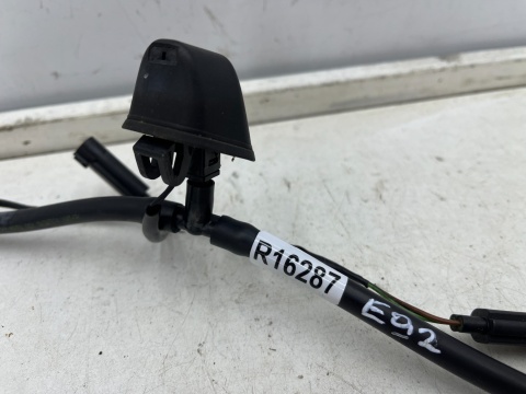 Dysza spryskiwaczy BMW E90 E91 E92 E93 04-12r. podgrzewana w podszybie komplet 7131299