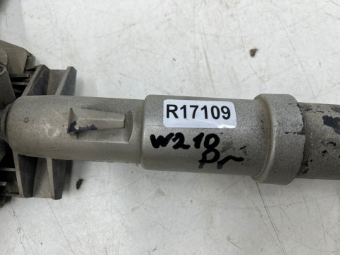 Dysza spryskiwaczy Mercedes w210 95-99r. przedlift prawa zaślepka reflektora lampy prawej 2108200412