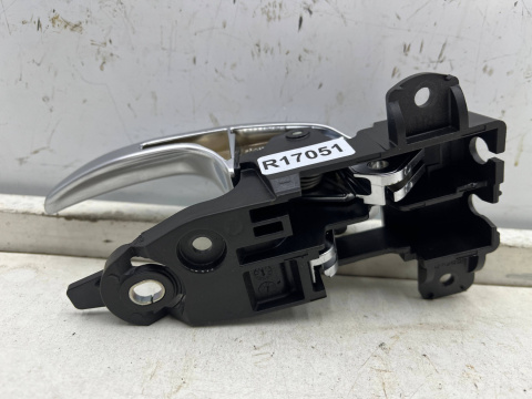 Klamka Jeep Renegade 14r.- prawa przednia wewnętrzna rączka uchwyt drzwi prawy przód