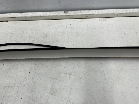 Listwa Mercedes w210 95-02r. KOMBI prawa tylna boczna nakładka karoseryjna ozdobna obramówka szyby bagażnika