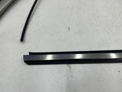 Listwa Mercedes w210 95-02r. KOMBI prawa tylna boczna nakładka karoseryjna ozdobna obramówka szyby bagażnika