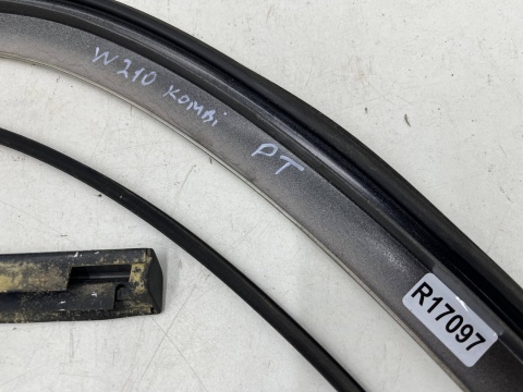 Listwa Mercedes w210 95-02r. KOMBI prawa tylna boczna nakładka karoseryjna ozdobna obramówka szyby bagażnika