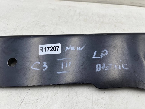 Mocowanie błotnika Citroen C3 III 16-24r. lewe przednie górne mocowanie błotnika wspornik podpora lewy przód NOWE 9811926480