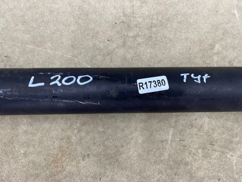 Belka zderzaka Mitsubishi L200 tylne dolne wzmocnienie poprzeczka wąskie mocowanie na dwa otwory